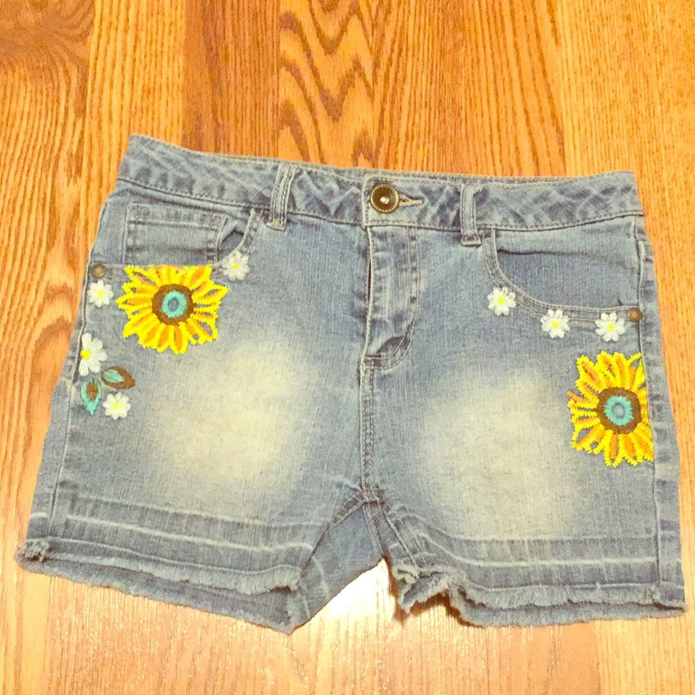 Jean shorts with sunflowers🌻